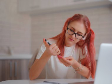 Evde bilgisayarda çalışan serbest çalışan, ders dinlerken ya da webinar dinlerken deftere notlar alan biri. İnternette bilgisayar yazılımı, internet sörfü ya da online alışveriş yapan çekici bir kadın..