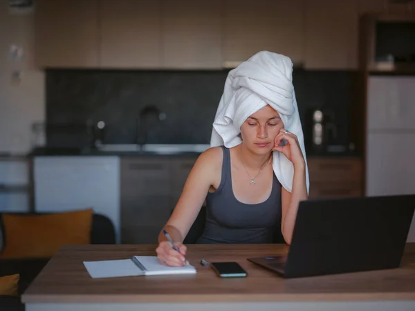 Mujer Asiática Freelancer Trabajando Portátil Sala Estar Dama Enfocada Estudiando —  Fotos de Stock