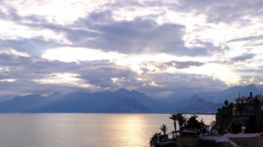 Antalya 'daki liman veya Türkiye' deki Kaleici. Turizm gemisi turne düzenliyor