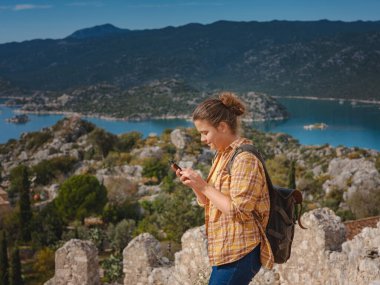 Türkiye 'nin Kekova adasında seyahat ve turistik merkezler. Kadın gezgin Simena Kalesi 'ni deniz körfezi ve Kekova Adası' nın ünlü taşkın şehri manzarasıyla keşfeder. Türkiye 'de turistik merkezler.
