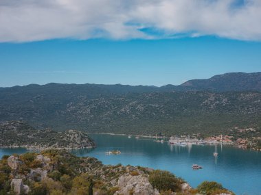 Türkiye 'nin Kekova adasında seyahat ve turistik merkezler. Kalekoy Köyü 'nden güzel bir deniz manzarası, Demre, deniz manzaralı bir tekne ve ada.
