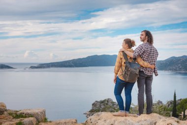 Birkaç gezgin Simena Kalesi 'ni deniz körfezi ve Kekova Adası manzaralı ve ünlü taşkın şehri olan harabeleri keşfediyor. Türkiye 'de turistik merkezler.