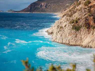 Kaputas sahilinde, Akdeniz kıyısında, Kas 'ta, Türkiye' de kimse yok. Lycia sahilleri, tatil günlerinde