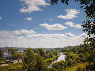 Rusya 'ya yaz yolculuğu, Torzhok şehri, Tver bölgesi. Tvertsa Nehri 'nin karşısındaki köprüdeki eski binalara bakın. Kırsal alan