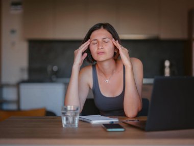 Hüsrana uğramış üzgün kadın yorgun hissediyor, dizüstü bilgisayarın başında oturmaktan endişeli, depresif kız kötü haberleri okumaktan endişeli, borç bildirimi e-postası ya da olumsuz mesaj.