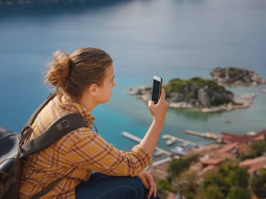 Türkiye 'nin Kekova adasında seyahat ve turistik merkezler. Kadın gezgin Simena Kalesi 'ni deniz körfezi ve Kekova Adası' nın ünlü taşkın şehri manzarasıyla keşfeder. Türkiye 'de turistik merkezler.