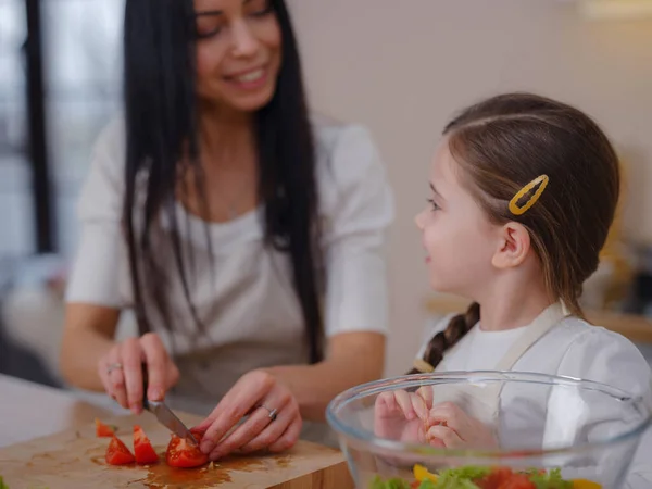 Feliz Madre Hija Disfrutan Preparar Ensalada Fresca Juntos Cocina Comida — Foto de Stock