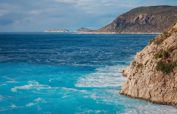 Kaputas sahilinde, Akdeniz kıyısında, Kas 'ta, Türkiye' de kimse yok. Lycia sahilleri, tatil günlerinde