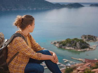 Türkiye 'nin Kekova adasında seyahat ve turistik merkezler. Kadın gezgin Simena Kalesi 'ni deniz körfezi ve Kekova Adası' nın ünlü taşkın şehri manzarasıyla keşfeder. Türkiye 'de turistik merkezler.