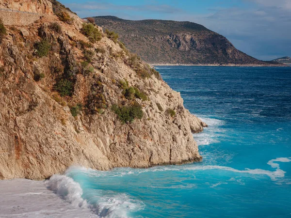Kaputas sahilinde, Akdeniz kıyısında, Kas 'ta, Türkiye' de kimse yok. Lycia sahilleri, tatil günlerinde