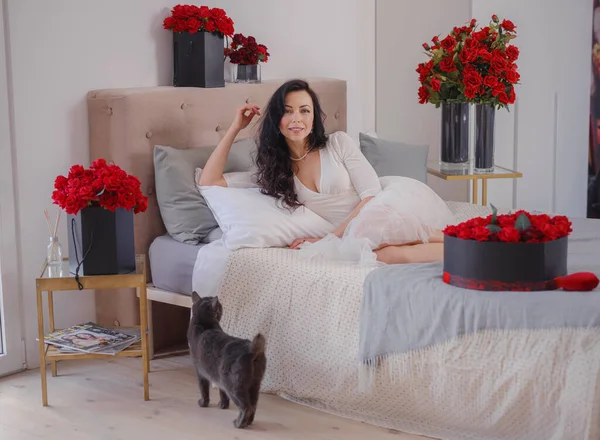 Young Woman White Dres Sitting Bed Grey Cat Morning Love — Stockfoto