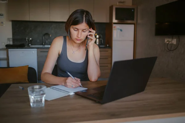 Joven asiático mujer en casa, remoto trabajo — Foto de Stock