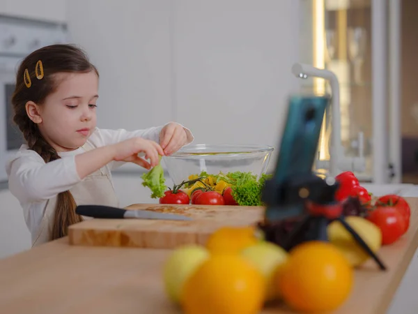 Young Girl Vlogger haciendo video de redes sociales sobre cocinar para Internet en casa — Foto de Stock