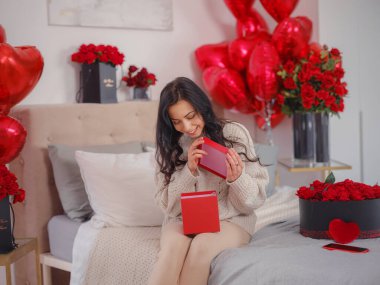 Hediye kutusu ile gülümseyen mutlu kadın