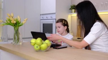 Çalışan anne ev ofisinde çalışıyor..