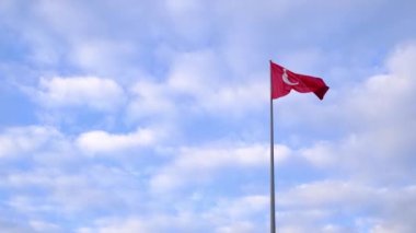 Mavi gökyüzünde dalgalanan Türk bayrağı.