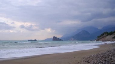 Türkiye 'nin Antalya kıyısı yakınlarındaki Fırtınalı Akdeniz' de gemi.