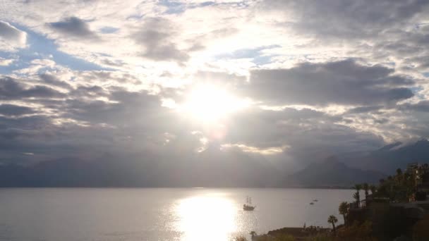 Port w Starym Mieście Antalya lub Kaleici w Turcji. Statek turystyczny organizuje wycieczkę — Wideo stockowe