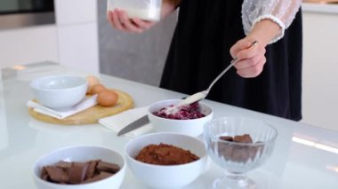 Yakın plan kadın mutfakta pasta yapıyor.