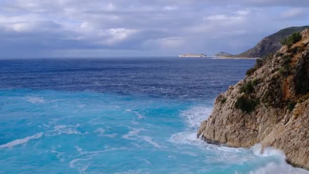 Bela praia Kaputash no mar Mediterrâneo na Turquia. — Vídeo de Stock