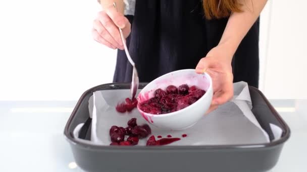 La donna mette il riempimento per torta di ciliegie in piatto di cottura — Video Stock