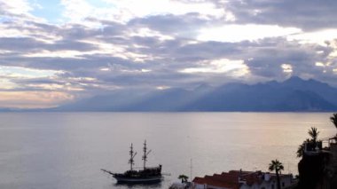 Antalya 'daki liman veya Türkiye' deki Kaleici. Turizm gemisi turne düzenliyor