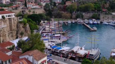 Antalya 'daki liman veya Türkiye' deki Kaleici. Turizm gemisi turne düzenliyor
