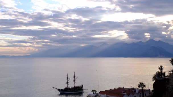 Puerto en la Ciudad Vieja de Antalya o Kaleici en Turquía. Buque turístico organiza tour — Vídeos de Stock