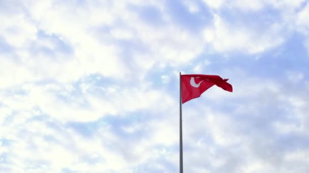 Türkische Flagge weht im blauen Himmel. — Stockvideo