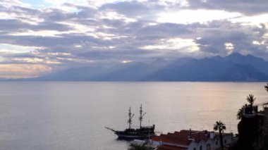 Antalya 'daki liman veya Türkiye' deki Kaleici. Turizm gemisi turne düzenliyor