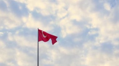 Mavi gökyüzünde dalgalanan Türk bayrağı.