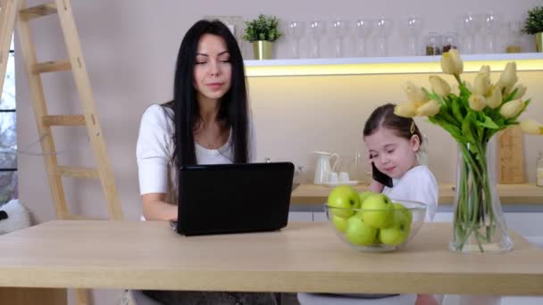Working mom works from home office. — Stockvideo