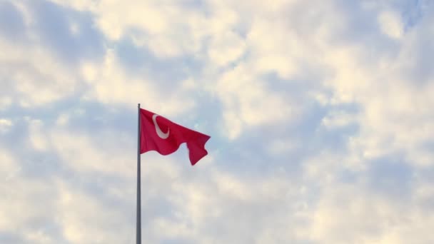 Τουρκική σημαία κυματίζει στον γαλάζιο ουρανό. — Αρχείο Βίντεο