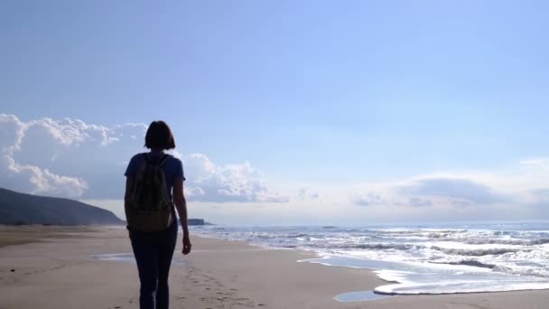 Backpacker vrouwtje wandelen op Patara zandduinen strand — Stockvideo