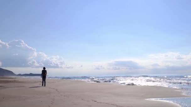 Mochileiro fêmea caminhando na praia de dunas de areia Patara — Vídeo de Stock