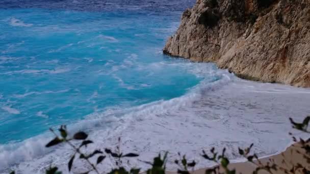 Hermosa playa de Kaputash en el mar Mediterráneo en Turquía. — Vídeo de stock