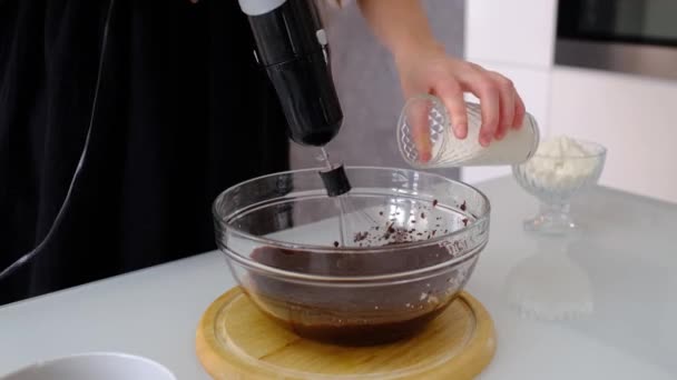 Huevos de yema mezclados, harina y azúcar se preparan para hornear pastel o hornear — Vídeo de stock