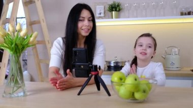 Blogcu anne bebeğiyle evde.