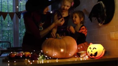 Ev mutfağında Cadılar Bayramı için hazırlanıyor..