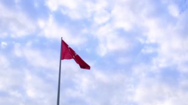 Mavi gökyüzünde dalgalanan Türk bayrağı.