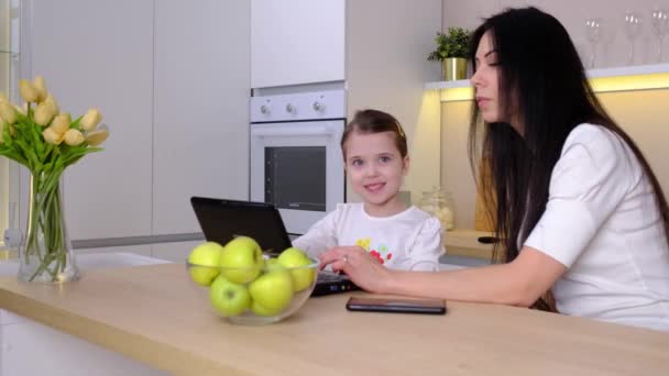 Working mom works from home office. — 图库视频影像