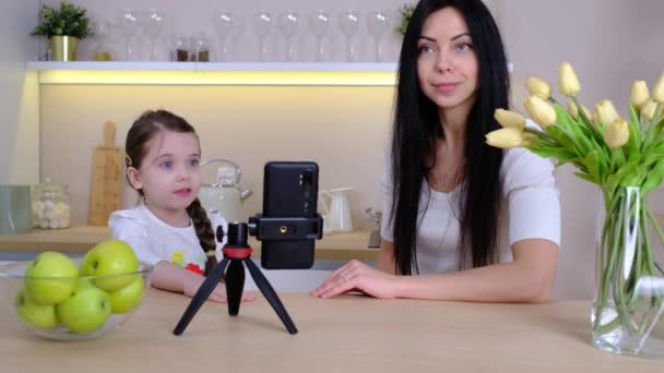 Blogger maminka se svým dítětem doma. — Stock video