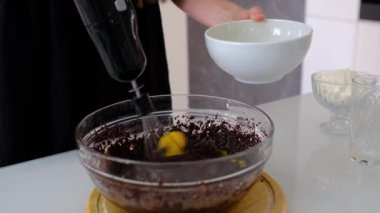 Karışık yumurta, un ve şeker kek pişirmek ya da pişirmek için hazırlanır.