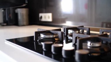 Kadın gaz ocağına esrar koyar, gaz açar öğle yemeği ya da tüm aile için akşam yemeği hazırlar.