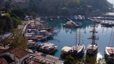 Antalya 'daki eski şehirde yürü