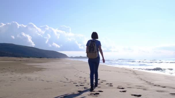Mochilero hembra caminando en la playa de dunas de arena de Patara — Vídeo de stock