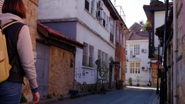 Antalya 'daki eski şehirde yürü — Stok video