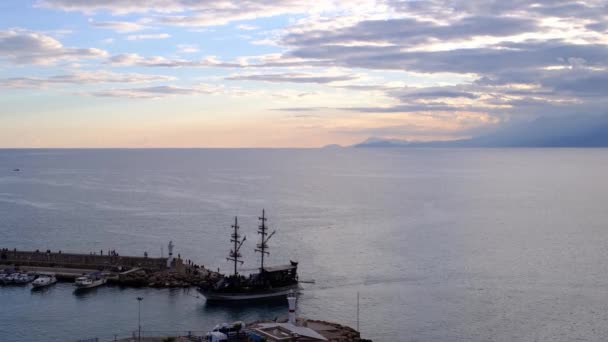 Port dans la vieille ville d'Antalya ou Kaleici en Turquie. Le bateau touristique organise une visite — Video