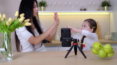 Blogcu anne bebeğiyle evde.