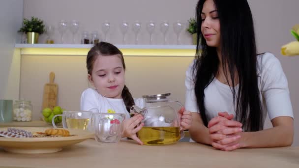 Momento feliz juntos em casa. — Vídeo de Stock